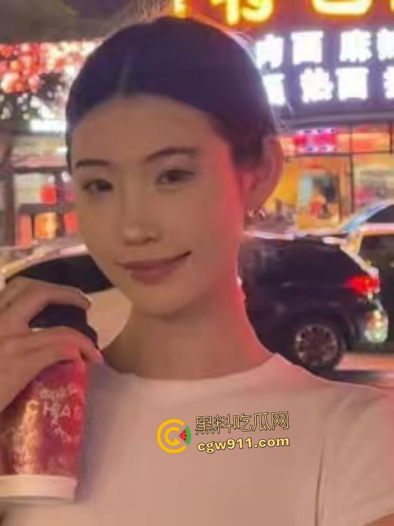 成都高颜值学妹【刘琴琴】，坐马桶上拉屎都要口交，床战穿黑丝传教士姿势被狠凿嫩穴！-1