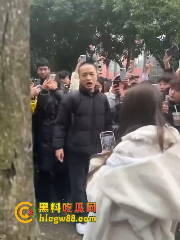 成都托普学院纯爱战神被绿，现场哭诉惨遭围观嘲笑，25年第一位纯爱战士应声倒地！-1