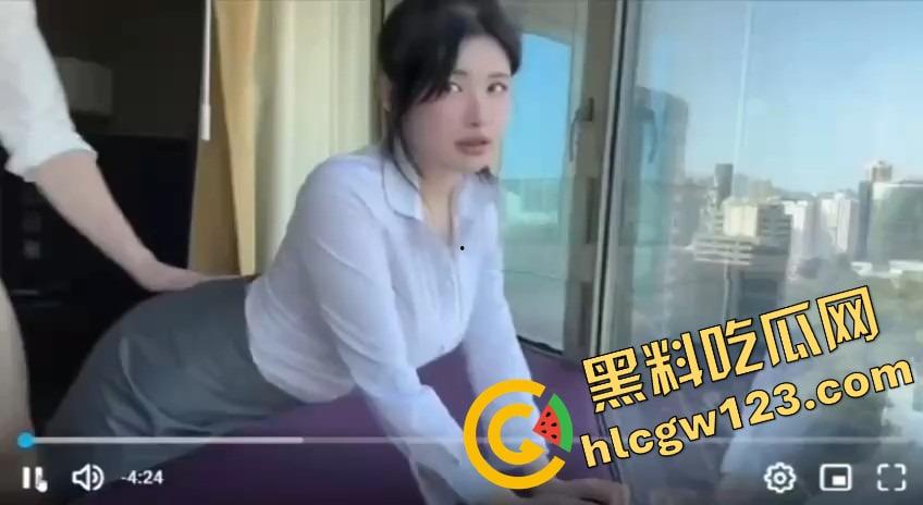 南京女秘书请假说去汇报方案，转身就跟金主爸爸开房，趴窗边奶子半露掀裙就开操，酒店落地窗上全是水！-10