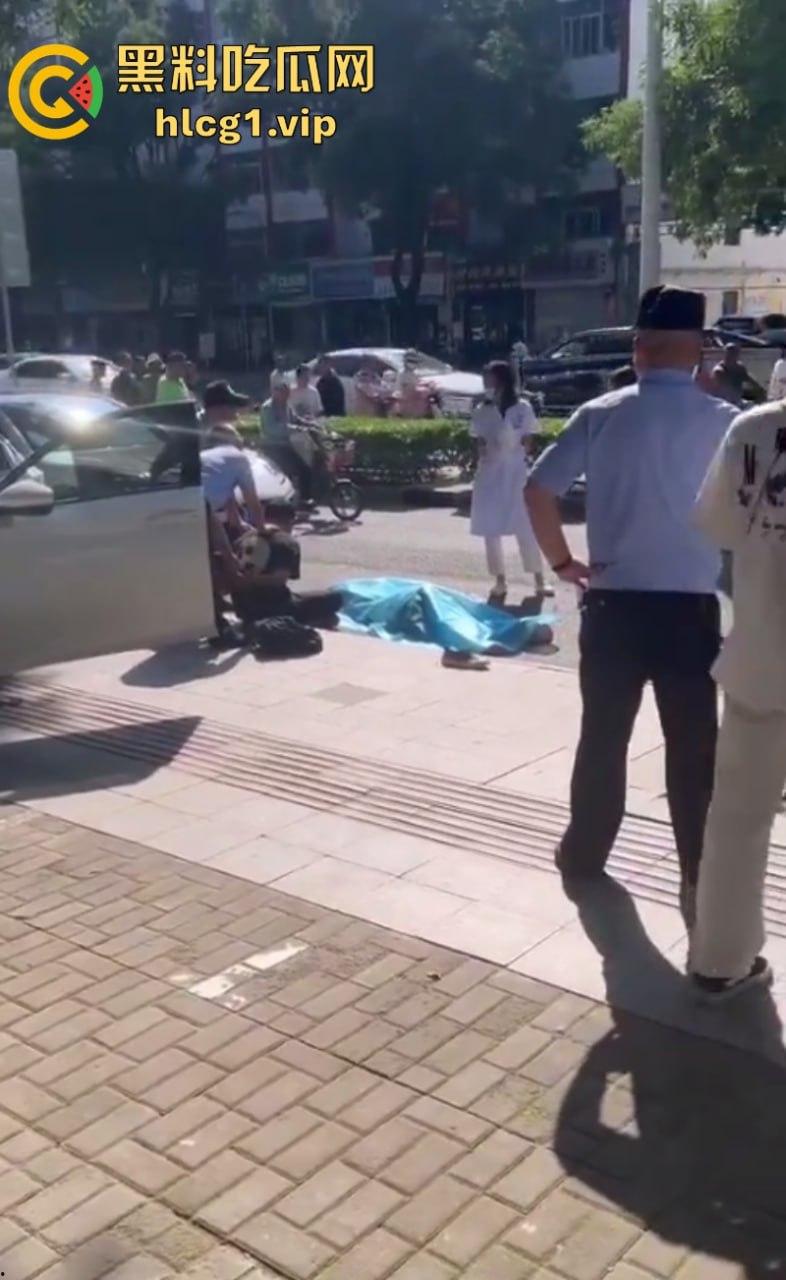 山西长治 第七中学学校门口  一男子被砍身亡！-5