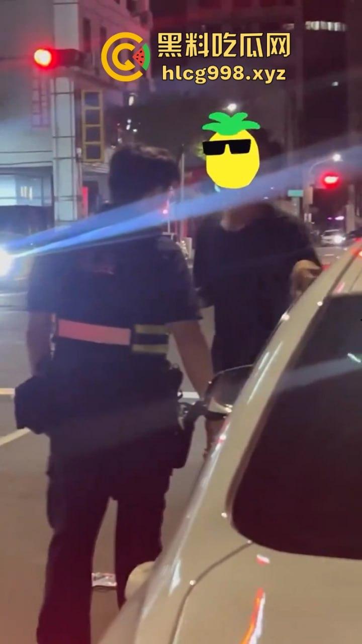 弯弯疯子哥理发店撒泼耍浑还扬言砍人 警察一来装娘炮 咋还有两副面孔呢？-6