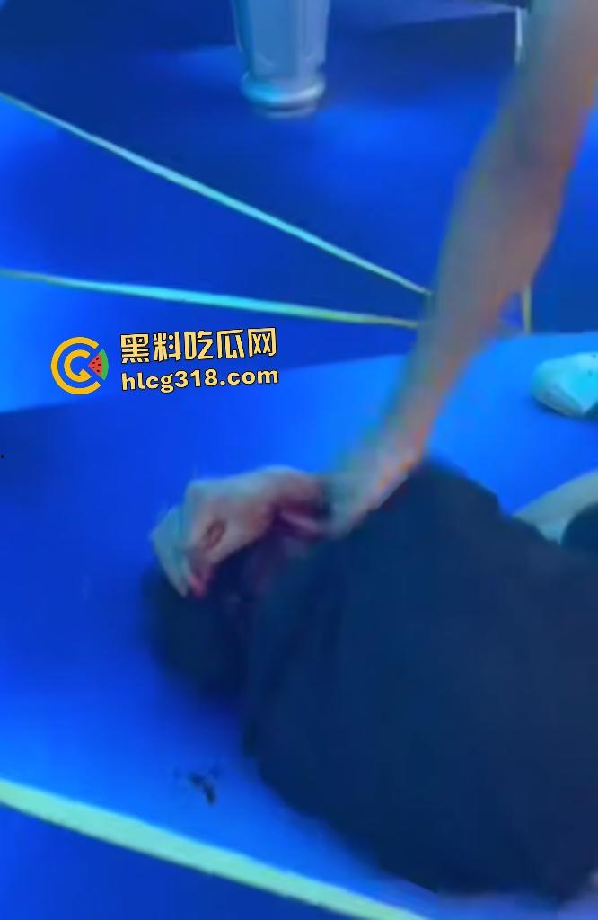台球室赌徒疯狂群殴两小伙！台球棍和台球直打脑门，棍子打断血流满面，其中一小伙见势不妙直接逃走！-5