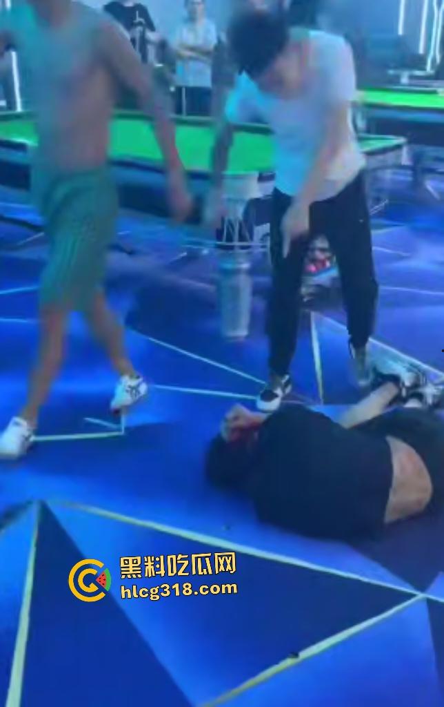 台球室赌徒疯狂群殴两小伙！台球棍和台球直打脑门，棍子打断血流满面，其中一小伙见势不妙直接逃走！-6
