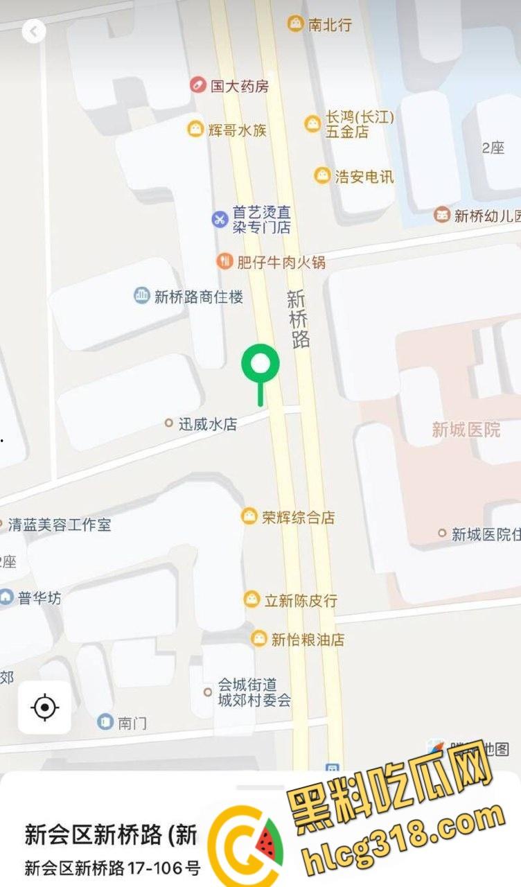 新会新桥路头盔男持刀砍人，被打男子被狠狠按在地上，一刀接着一刀，场面血腥  ！-1