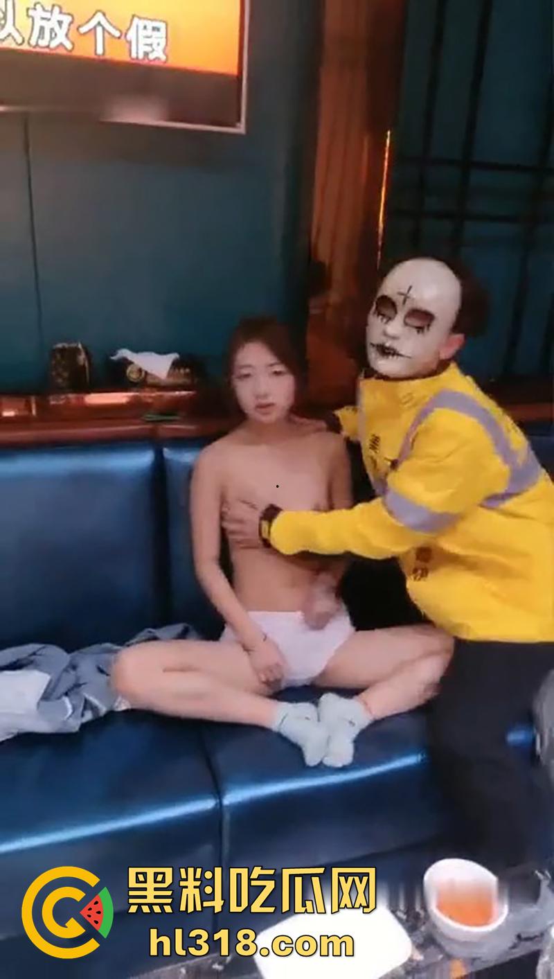 小伙带女友和闺蜜开房，为了刺激竟然让闺蜜，勾引外卖小哥，房间玩完再到ktv乱交，真是太淫荡了！-10