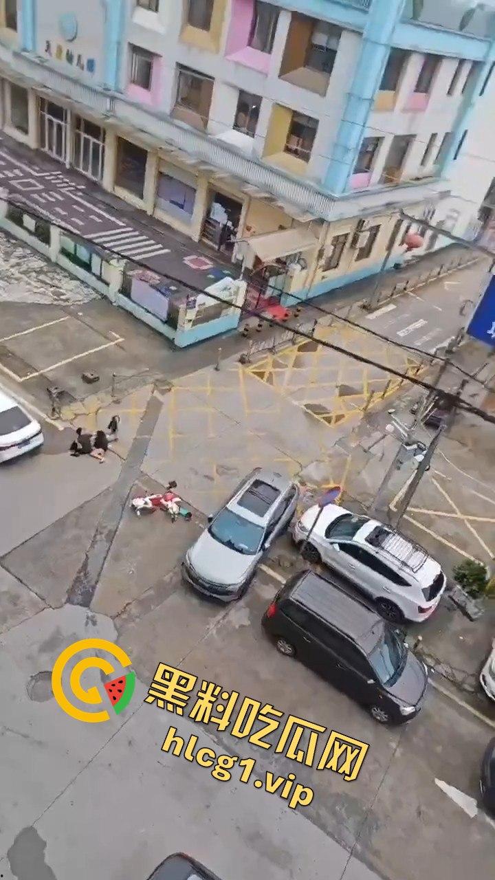 广州清晨的情感大戏：三女争一男，街头闹剧上演引人围观-2