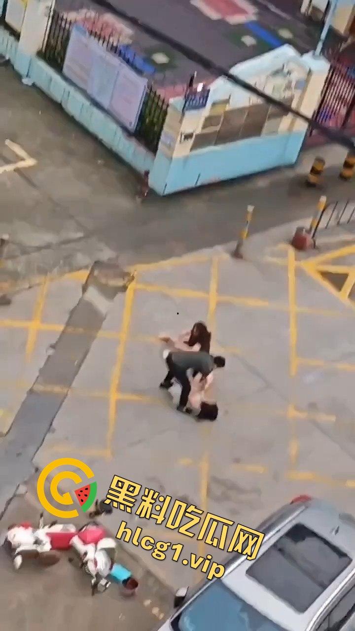 广州清晨的情感大戏：三女争一男，街头闹剧上演引人围观-6