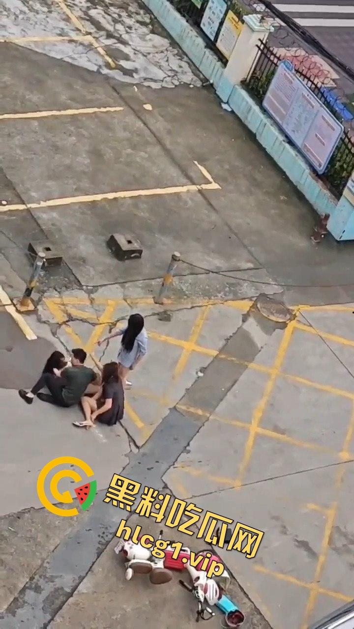 广州清晨的情感大戏：三女争一男，街头闹剧上演引人围观-11