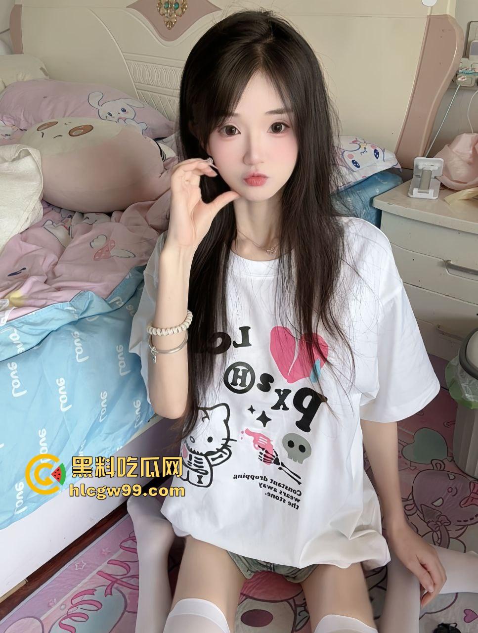 情侣出租屋极简啪啪，没有床只有床垫也能约，美女娇羞到脸红，叫声又奶又甜直接把人听硬！-4