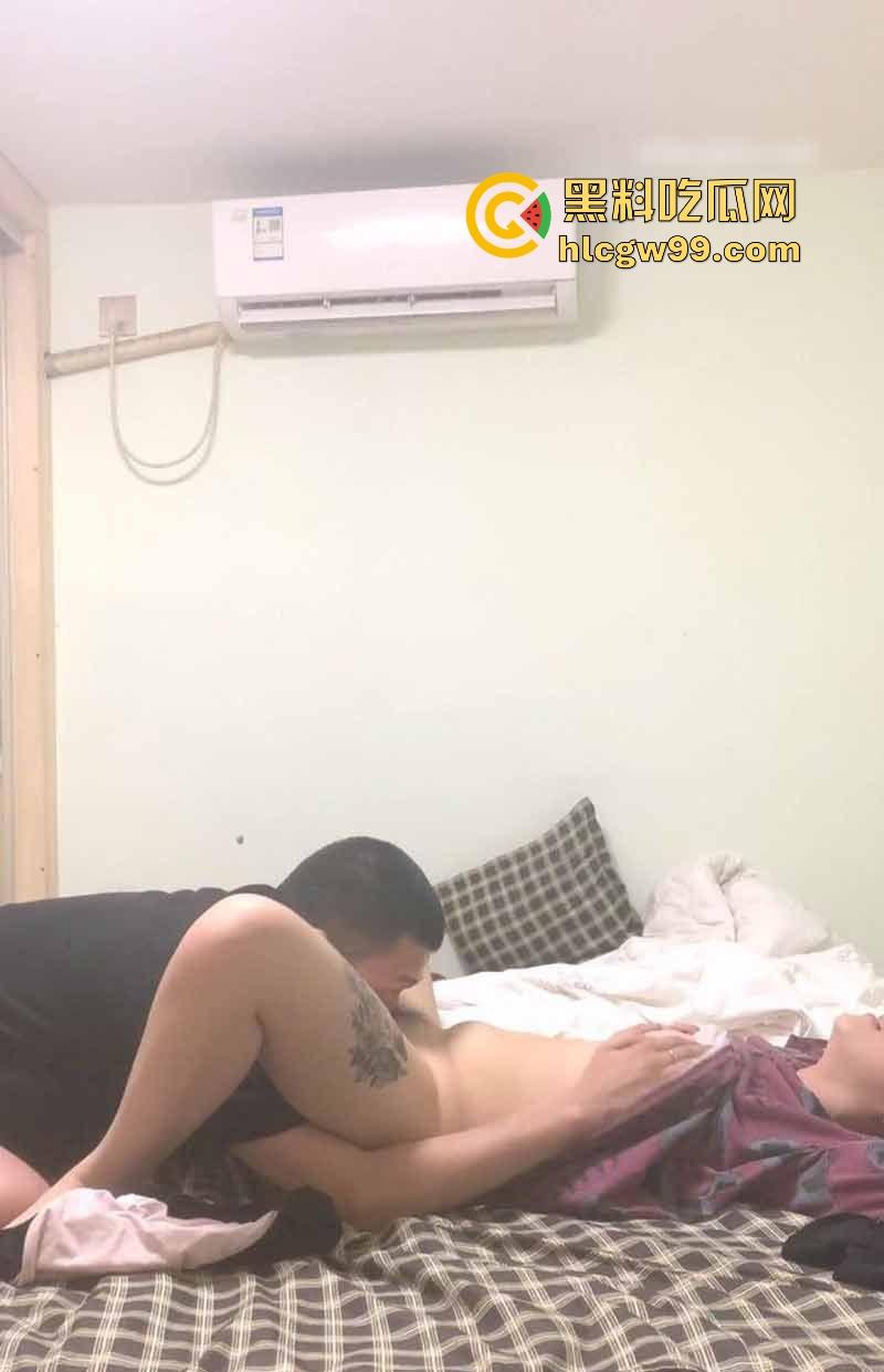 情侣出租屋极简啪啪，没有床只有床垫也能约，美女娇羞到脸红，叫声又奶又甜直接把人听硬！-7