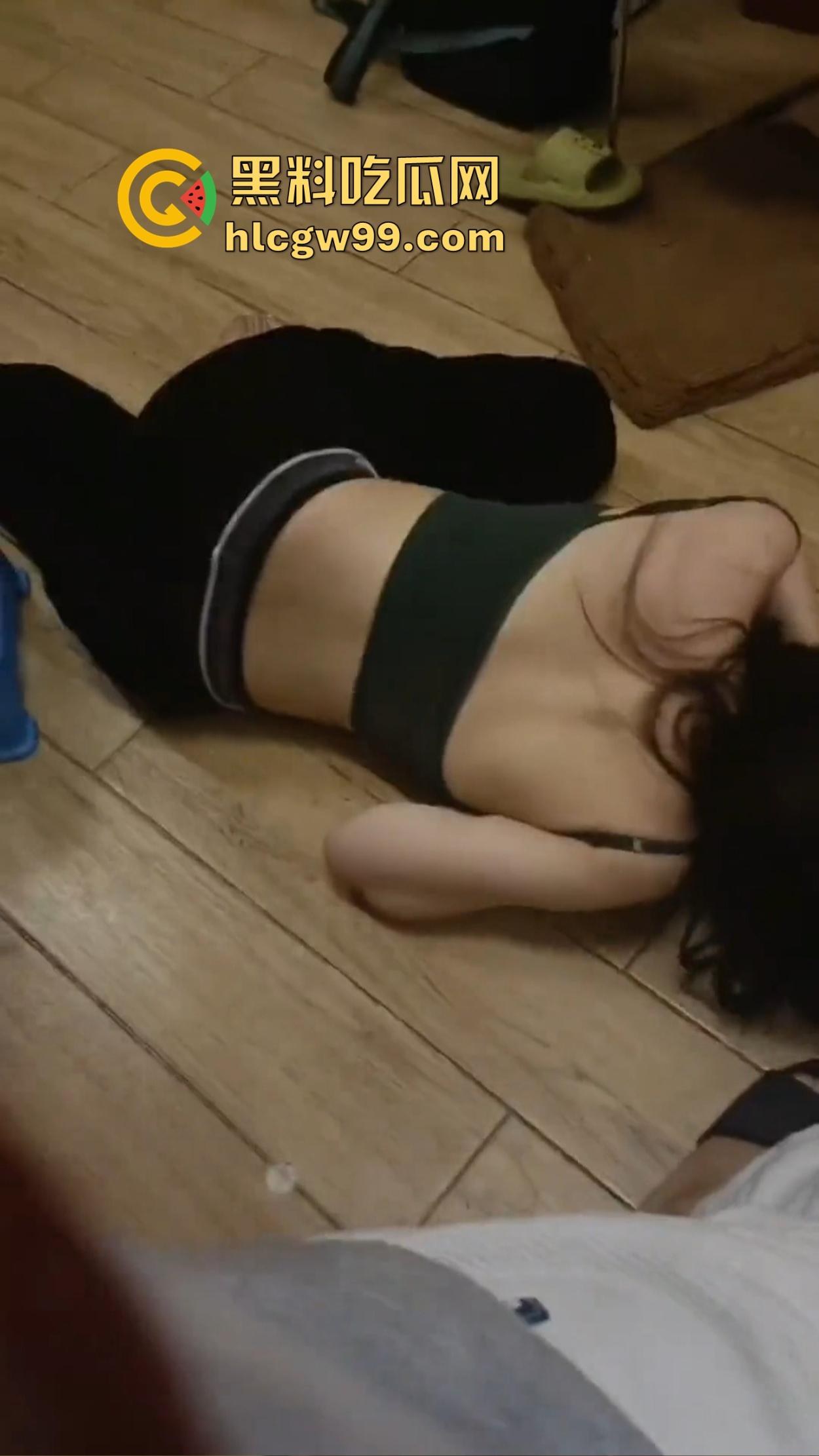 快过年了谁家的老婆喝成这样？美女妹子醉倒地上就被扛回家突突突，免费白嫖局再度上演，年关果然热闹！-5