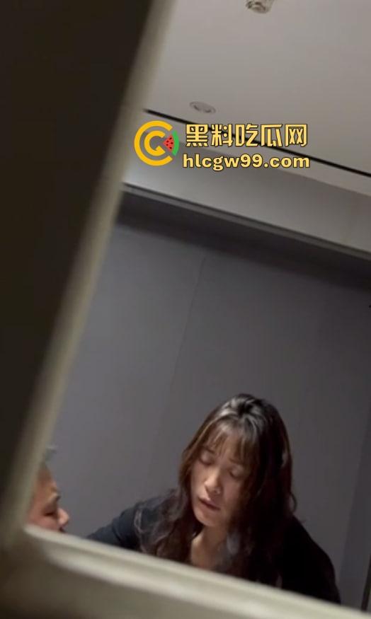 全程高能！小伙子坏得很嘞，大姨酒店激情四射，小伙扒墙偷拍还边看边点评，光听呻吟就快忍不住了！-5