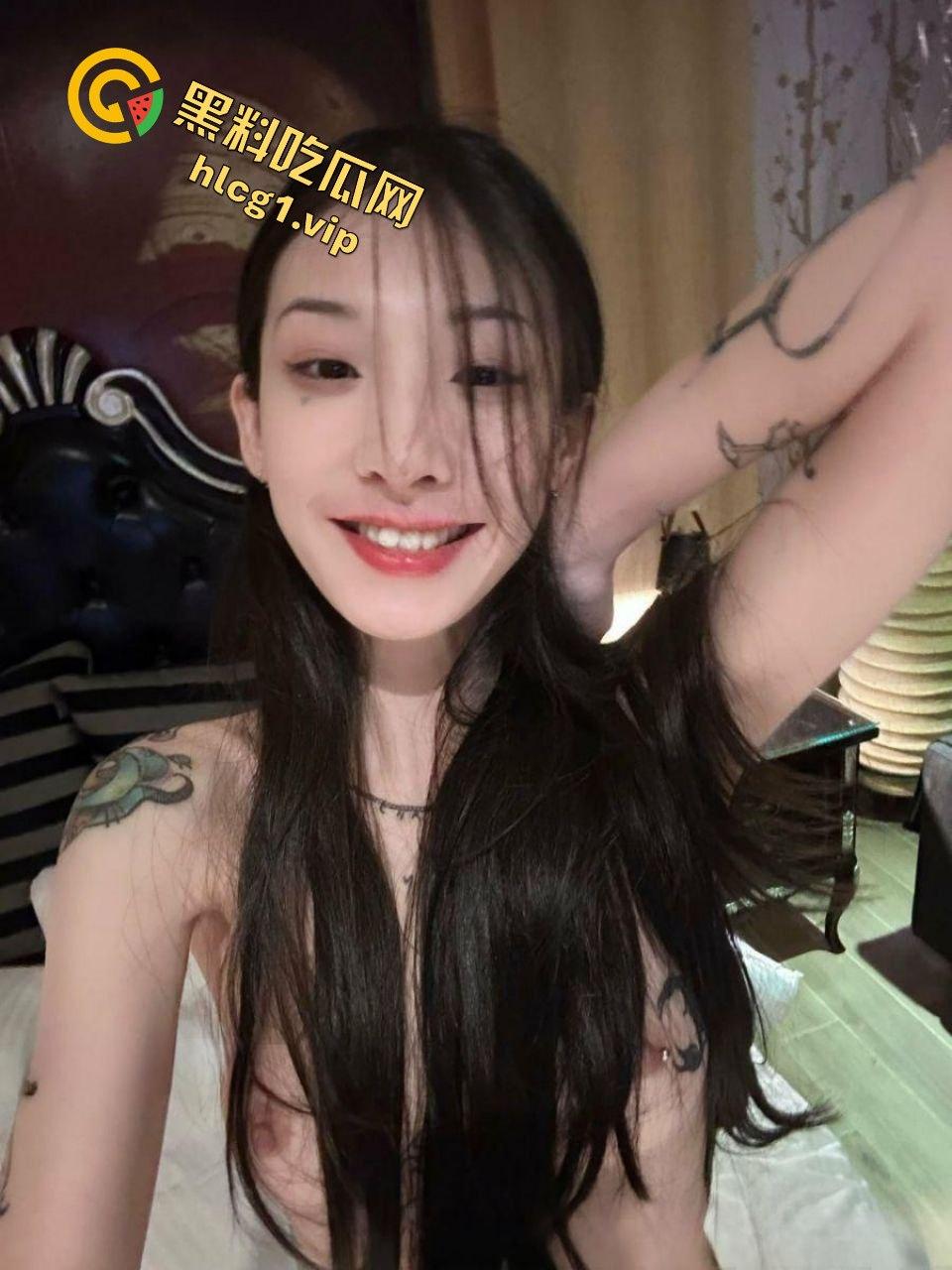 OF叛逆刺青乳钉小妹路奈给金主爸爸拍诱惑视频，真精神！可惜了这张脸-10