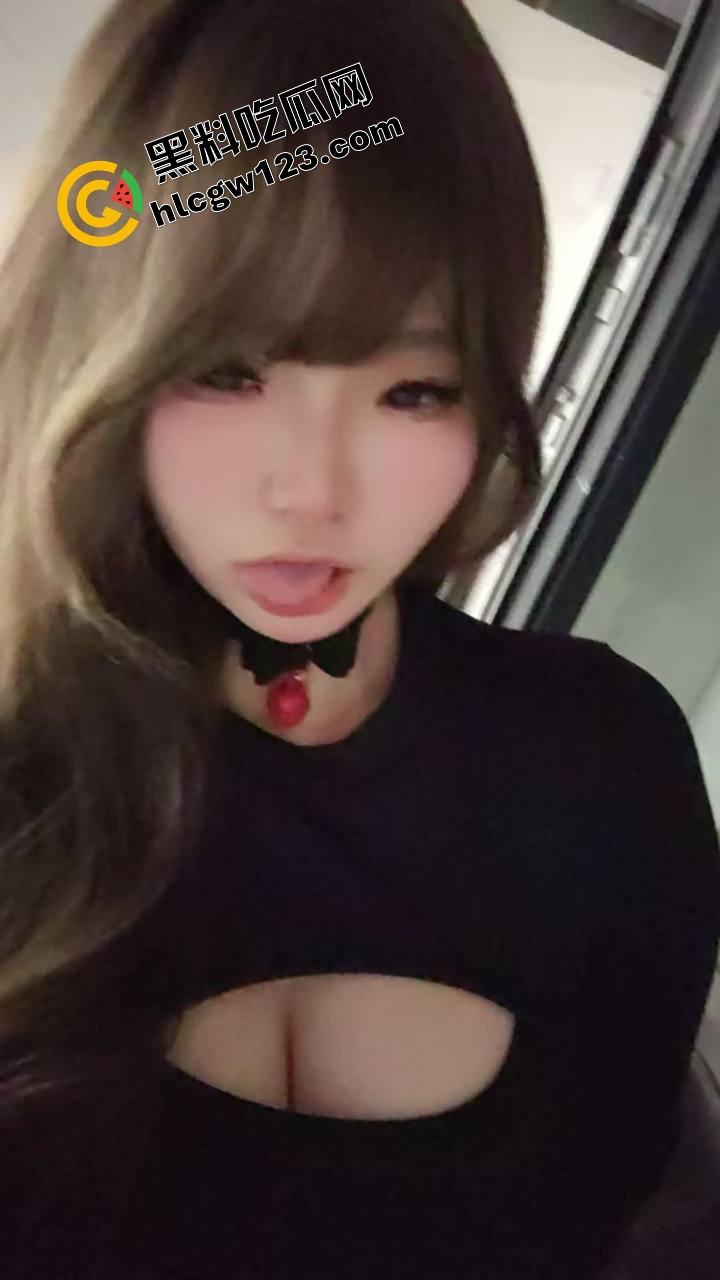 广州大学母狗【邓洁仪】出轨街头潮男被拍，回家被藤条打到屁眼发紫，还挺着奶叫得骚得要死！-3