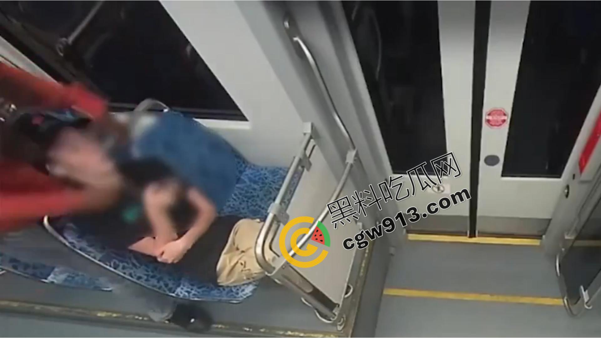 乌克兰难民赴美梦断轻轨：陌生男子无故刺喉夺命，年轻女子血染车厢，引发社会关注-3