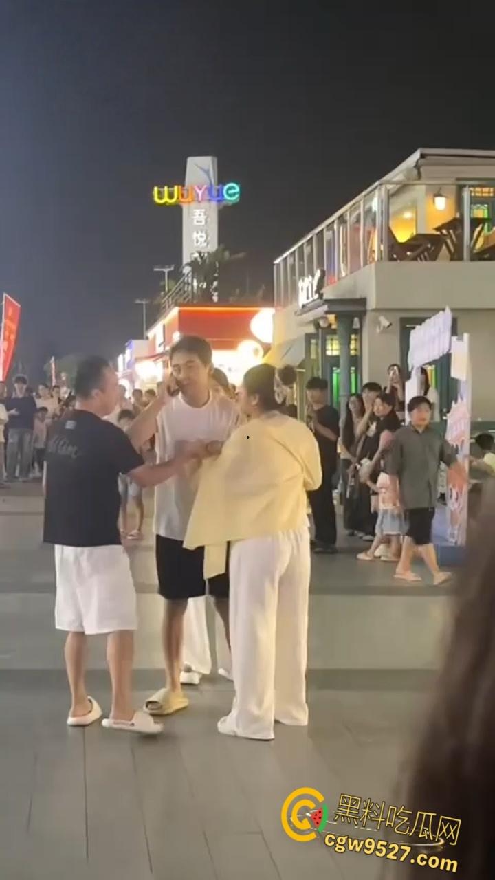 养20年女儿跟别人私奔了，上前理论不料被干倒，老爹颈动脉被打瘫再地，亲情翻车吃瓜群众围观无人劝架!-7