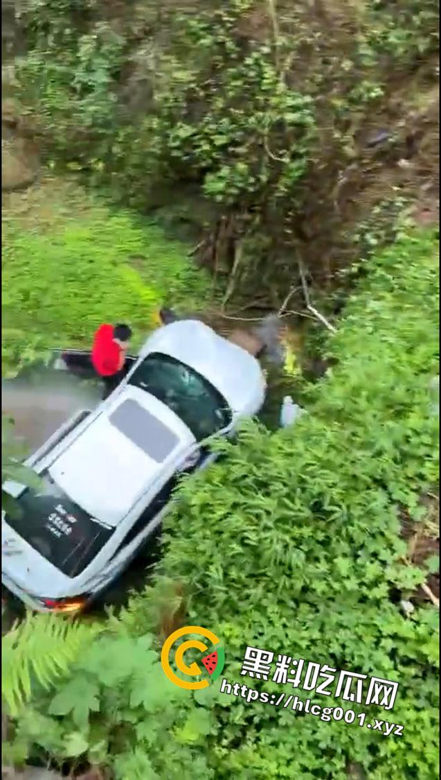 重庆巴南区一男子驾小型汽车因操作不当车辆失控致1人死亡十几人受伤-4