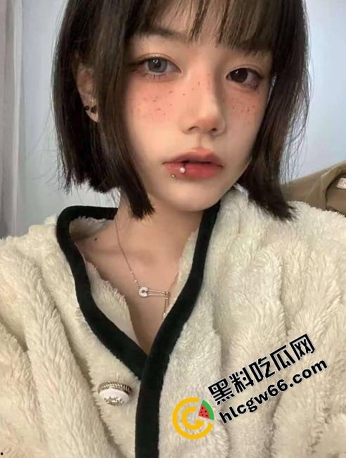 沈阳城市学院骚妹【张雨婷】白天端庄课代表，晚上酒店被操的逼水喷床单母狗体质拉满！-1