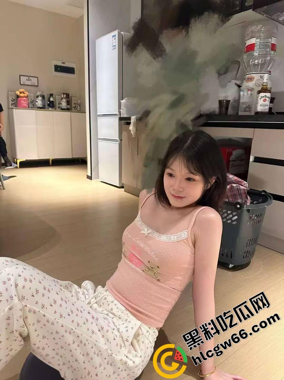 沈阳城市学院骚妹【张雨婷】白天端庄课代表，晚上酒店被操的逼水喷床单母狗体质拉满！-4