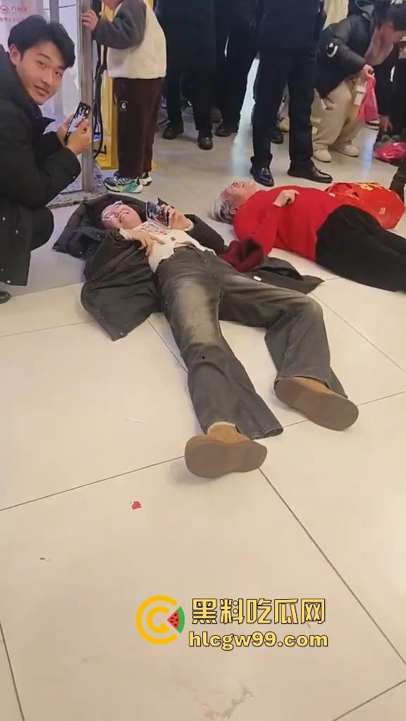 山东临沂兰陵县万达广场老太太与女大学生吵架碰瓷，两人同时躺地，棋逢对手，老太太碰到硬茬了-3
