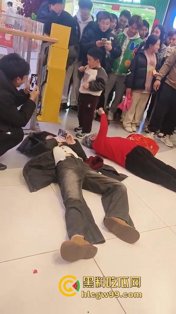 山东临沂兰陵县万达广场老太太与女大学生吵架碰瓷，两人同时躺地，棋逢对手，老太太碰到硬茬了-4