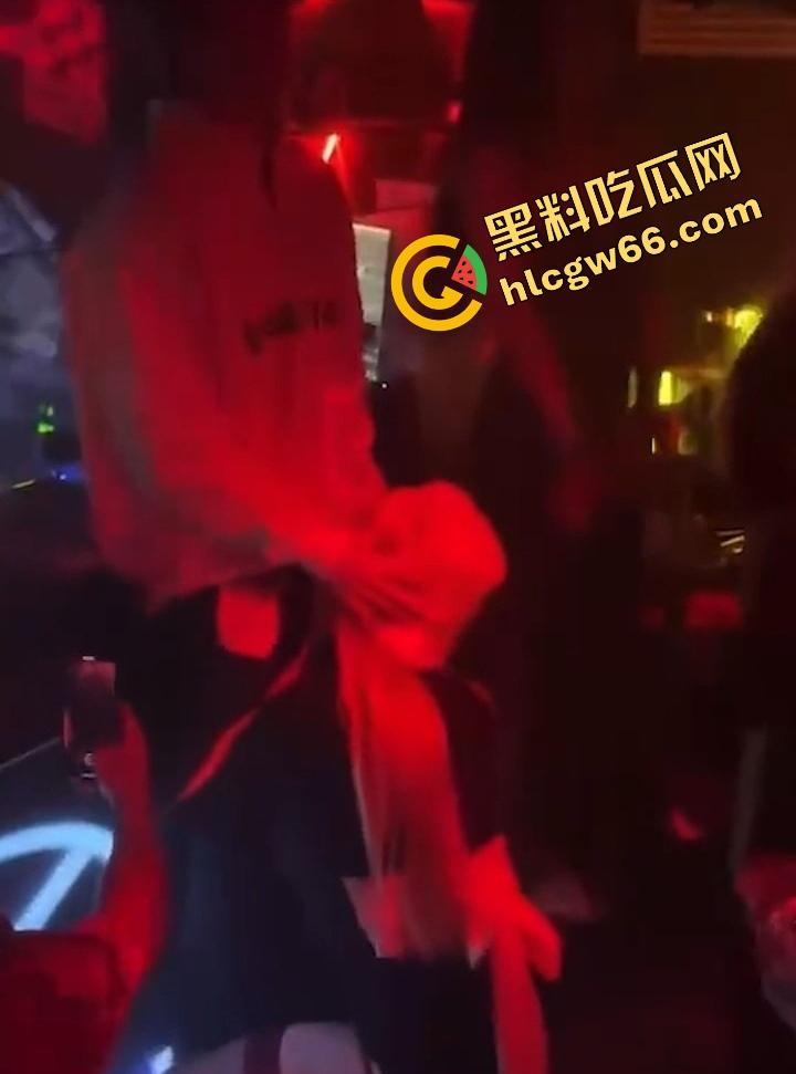 江西精神小妹在酒吧大厅被灌醉玩到失控，含着鸡巴跪地在大厅口爆，卡座当场脱裤子玩3P！-4