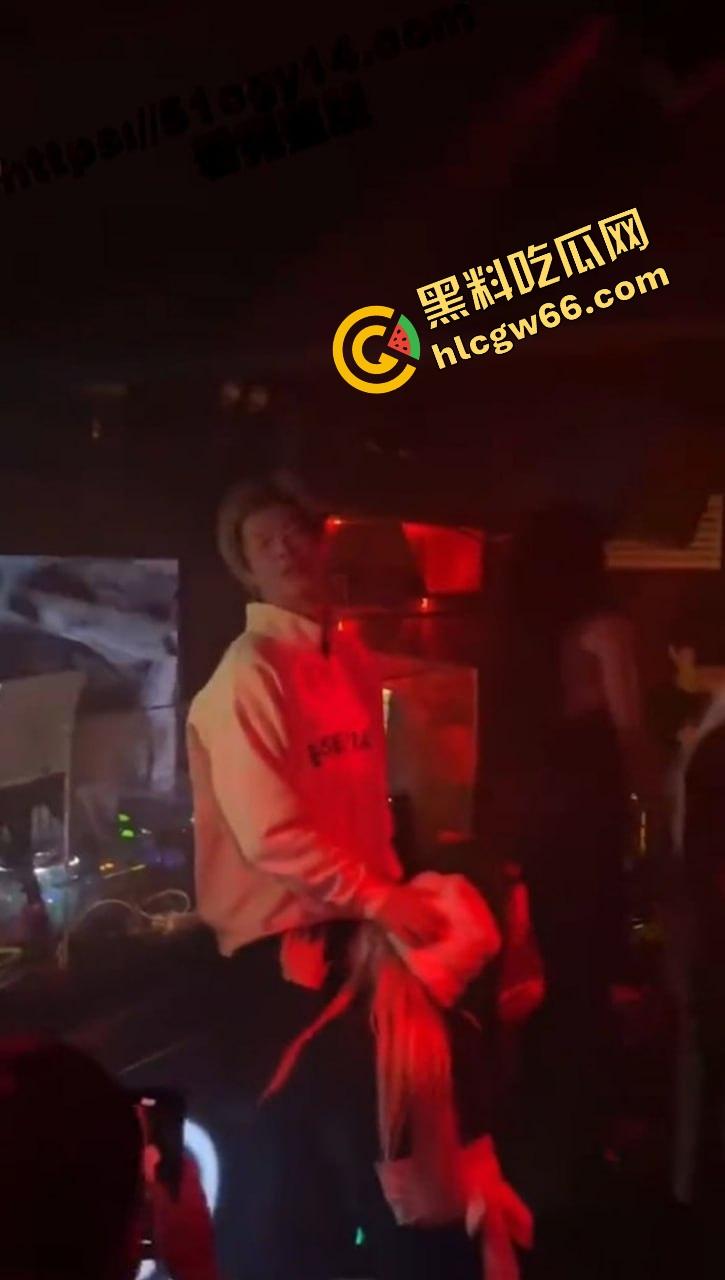 江西精神小妹在酒吧大厅被灌醉玩到失控，含着鸡巴跪地在大厅口爆，卡座当场脱裤子玩3P！-10