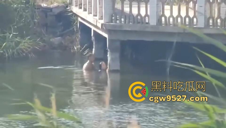 热心男子勇救落水女子，还知道从背后救，挺专业的，摇摇晃晃推到岸边，下次这种落水女子麻烦让我来救！-6