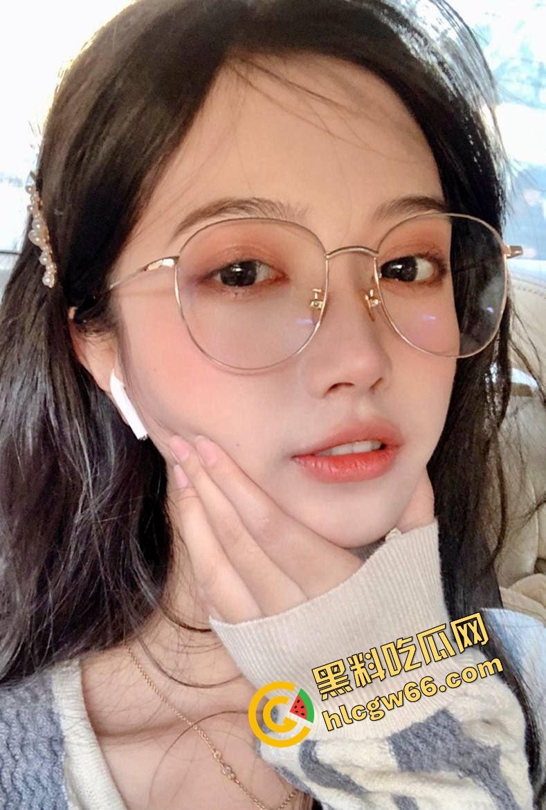 合肥眼镜妹『范乔』太会装了，白天文艺小仙女，晚上拿啤酒瓶插逼求操瓶子插逼都不带喘的！-1