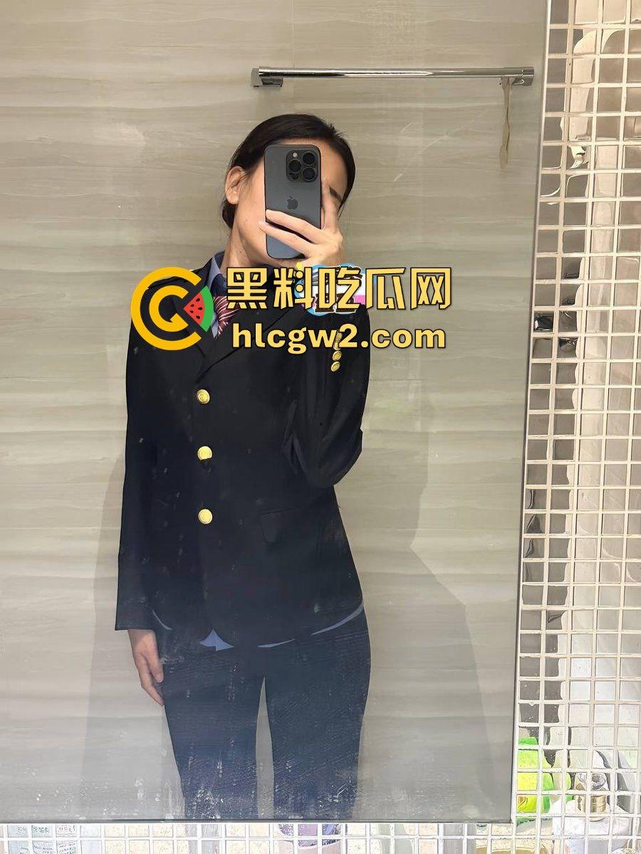 白天高铁端庄女神服务乘客，晚上骚浪跪舔肉棒服务金主 『朱筱盈』制服下是个淫娃，伺候金主比狗还敬业！-8