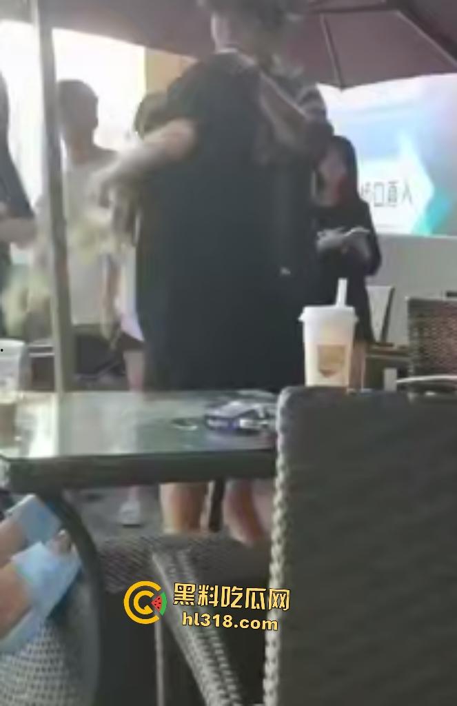 奶茶店两女人怒泼奶茶砸头开战，俩女扭打撕衣火气炸裂，内衣差点都扯掉，惊现杜兰特来拉架！-1