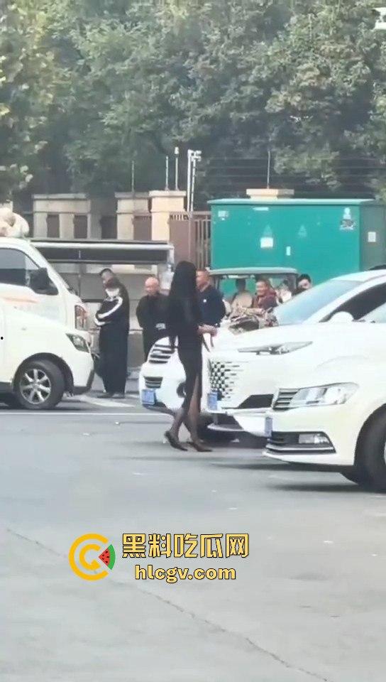 苏州情侣停车场上演跪地求饶两极反转成当街暴揍！黑丝高跟女不依不饶，男友按地上皮带伺候！-6