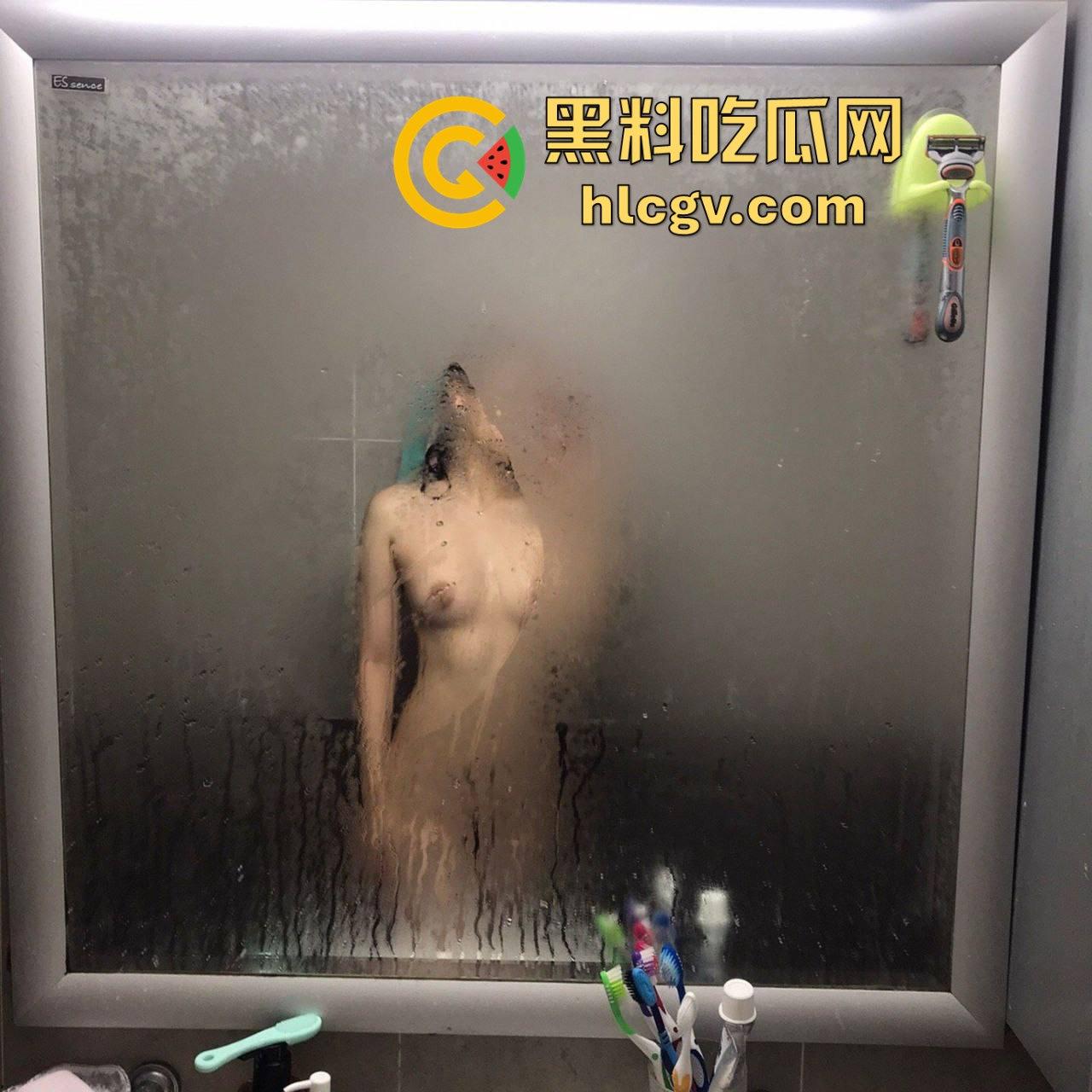 瓜友投稿韩国大一学生妹裸聊！甜美娃娃脸的她，居然洗浴间玩花花裸拍，各种姿势刁钻得让人忍不住拔枪！-4