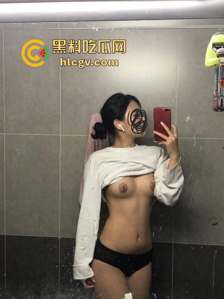 瓜友投稿韩国大一学生妹裸聊！甜美娃娃脸的她，居然洗浴间玩花花裸拍，各种姿势刁钻得让人忍不住拔枪！-7