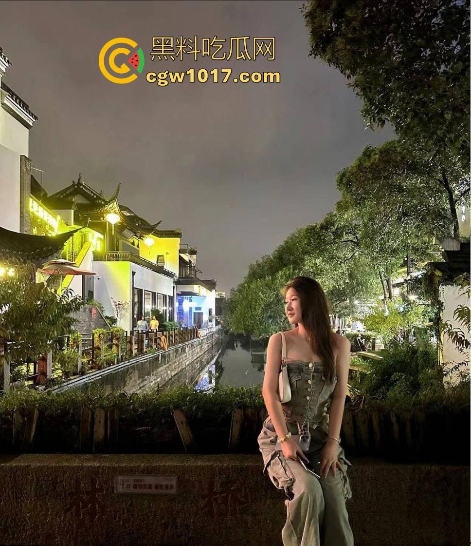 南昌骚逼母狗【刘雯幸】被男朋友调教得彻底沦陷，各种露脸性爱大挑战，骚逼被操得以黑成木炭！-1