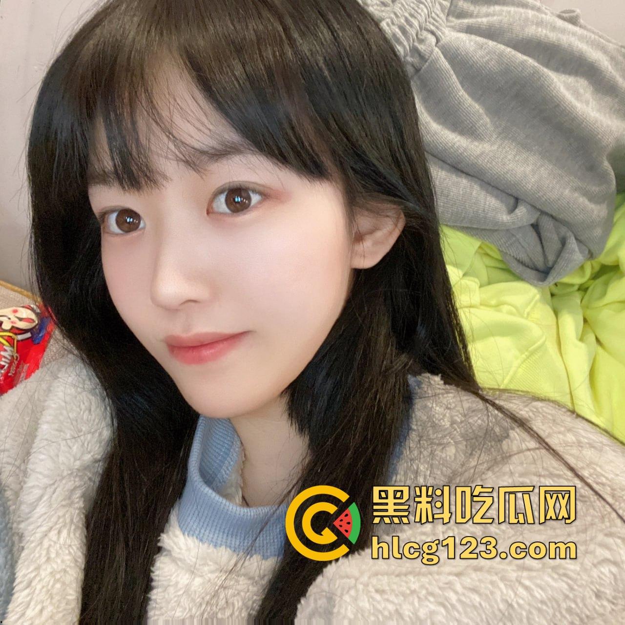 9月嫩模『奶瓶』私拍福利全网独家！00后美女颜值在线，小穴嫩得不行，白嫩屁股配小雷太绝了！-2