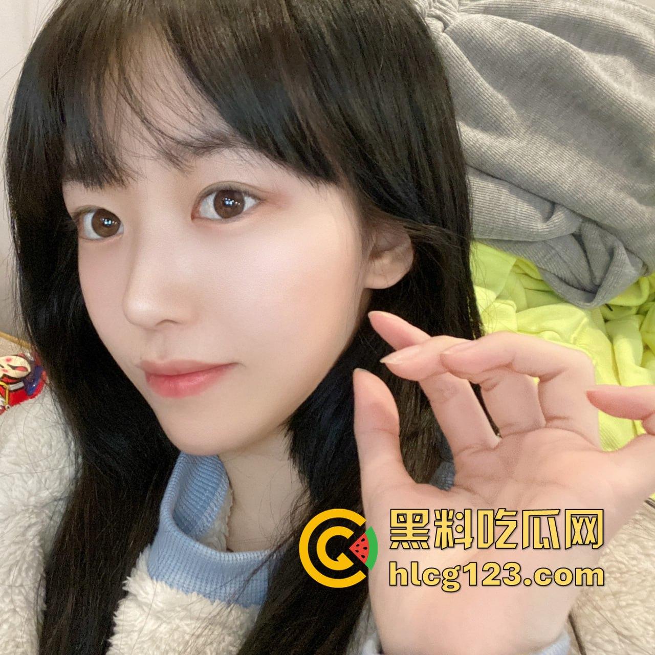 9月嫩模『奶瓶』私拍福利全网独家！00后美女颜值在线，小穴嫩得不行，白嫩屁股配小雷太绝了！-3