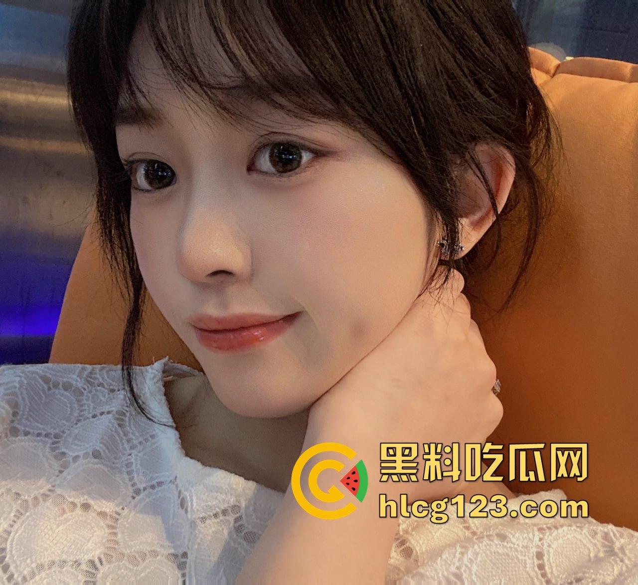 9月嫩模『奶瓶』私拍福利全网独家！00后美女颜值在线，小穴嫩得不行，白嫩屁股配小雷太绝了！-7