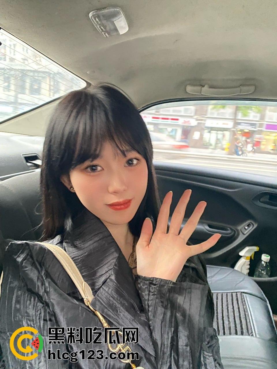 9月嫩模『奶瓶』私拍福利全网独家！00后美女颜值在线，小穴嫩得不行，白嫩屁股配小雷太绝了！-9