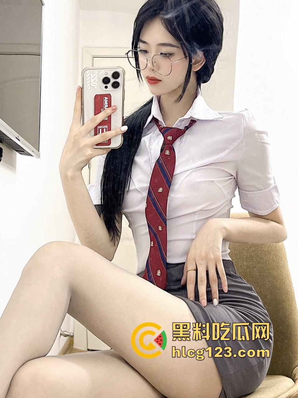 9月嫩模『奶瓶』私拍福利全网独家！00后美女颜值在线，小穴嫩得不行，白嫩屁股配小雷太绝了！-13