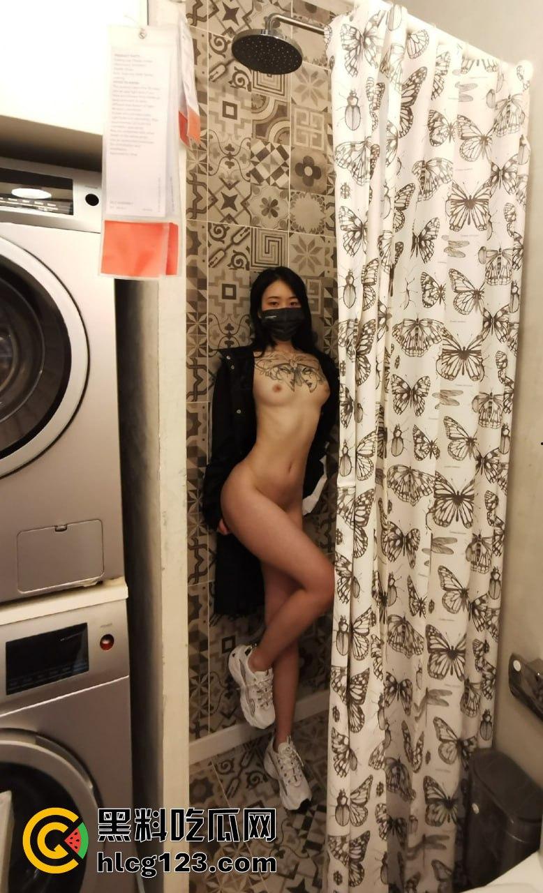 9月嫩模『奶瓶』私拍福利全网独家！00后美女颜值在线，小穴嫩得不行，白嫩屁股配小雷太绝了！-19