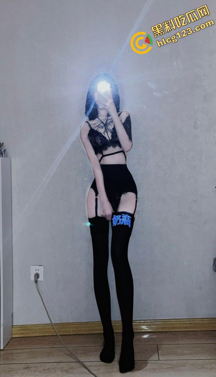 9月嫩模『奶瓶』私拍福利全网独家！00后美女颜值在线，小穴嫩得不行，白嫩屁股配小雷太绝了！-22