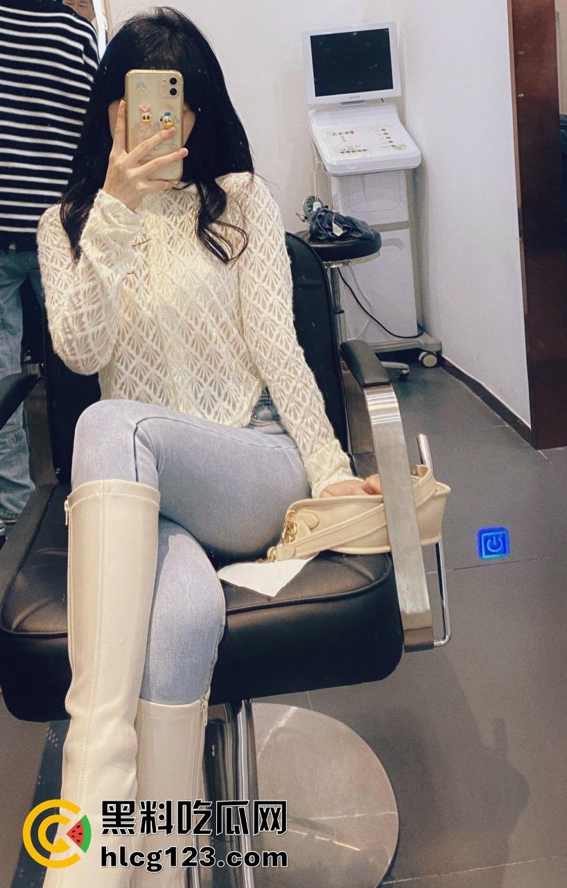 9月嫩模『奶瓶』私拍福利全网独家！00后美女颜值在线，小穴嫩得不行，白嫩屁股配小雷太绝了！-23