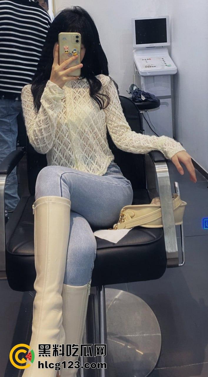 9月嫩模『奶瓶』私拍福利全网独家！00后美女颜值在线，小穴嫩得不行，白嫩屁股配小雷太绝了！-24