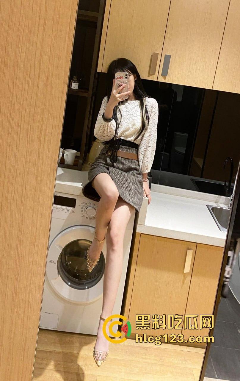 9月嫩模『奶瓶』私拍福利全网独家！00后美女颜值在线，小穴嫩得不行，白嫩屁股配小雷太绝了！-47