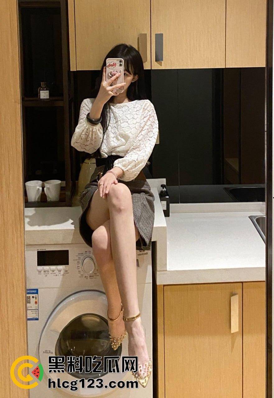 9月嫩模『奶瓶』私拍福利全网独家！00后美女颜值在线，小穴嫩得不行，白嫩屁股配小雷太绝了！-74