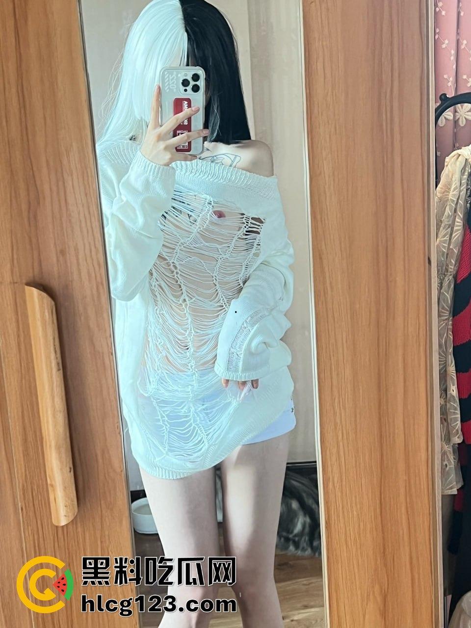 9月嫩模『奶瓶』私拍福利全网独家！00后美女颜值在线，小穴嫩得不行，白嫩屁股配小雷太绝了！-77