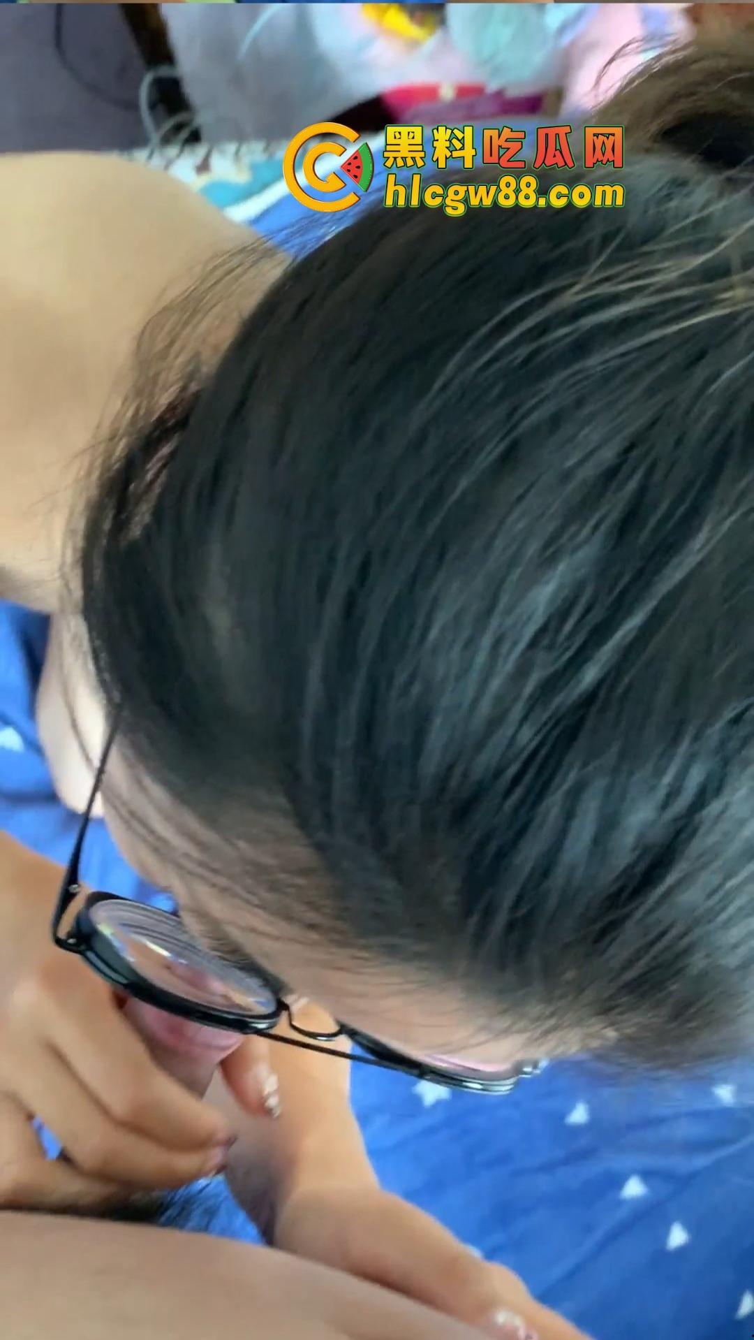 广东普宁共享单车都能骑出艳遇？随手搭讪个眼镜妹，结果一路聊回家被反差骚货直接给日了！-5