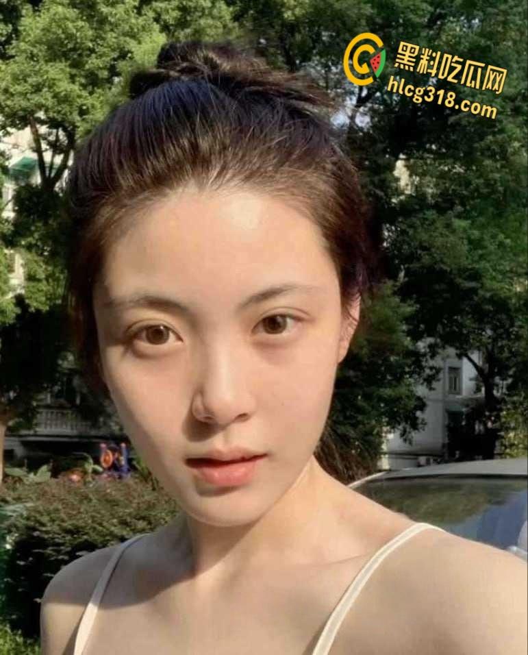 清纯女大学生主动提出约炮，穿着开档黑丝等着被操，拉丝眼神一看就是欠调教的母狗！-4