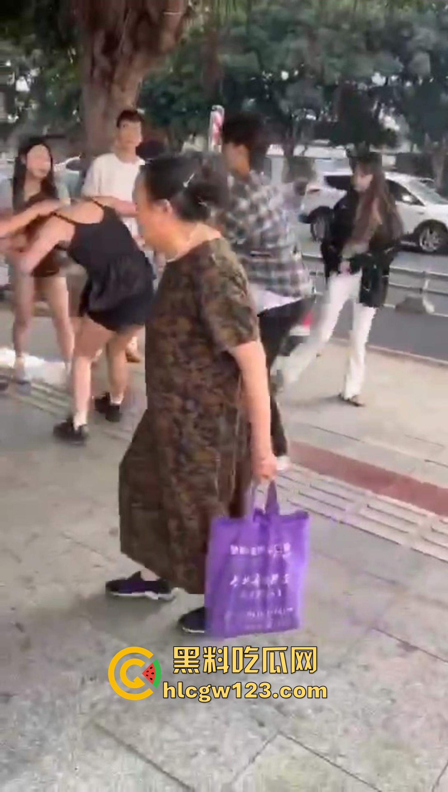 重庆精神小妹街头上演手起刀落，直接拿美工刀往脖子招呼，疯得不是一般狠！-5